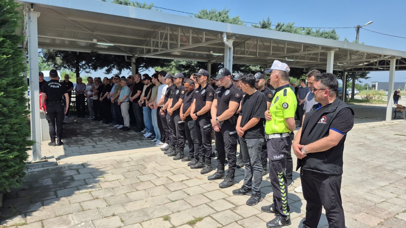 Meslektaslari Yikildi 30 Yasindaki Genc Polis Memuru Evinde Olu Bulundu (4)