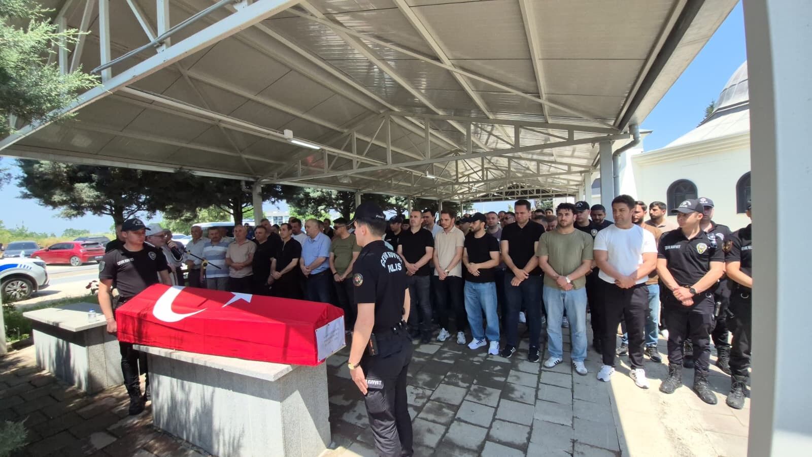 Meslektaslari Yikildi 30 Yasindaki Genc Polis Memuru Evinde Olu Bulundu (5)