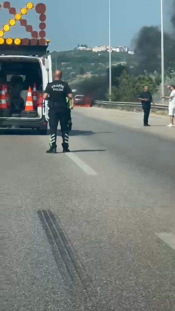 Motorundan Duman Cikti Alevlere Teslim Oldu Yanan Otomobil Kamerada (2)