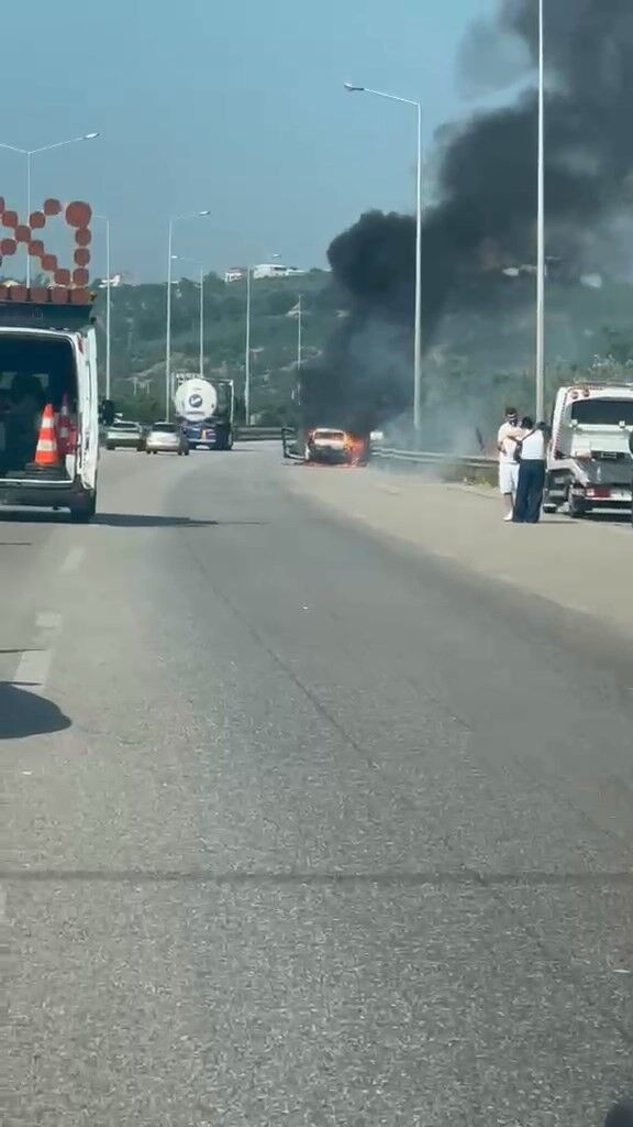 Motorundan Duman Cikti Alevlere Teslim Oldu Yanan Otomobil Kamerada (3)