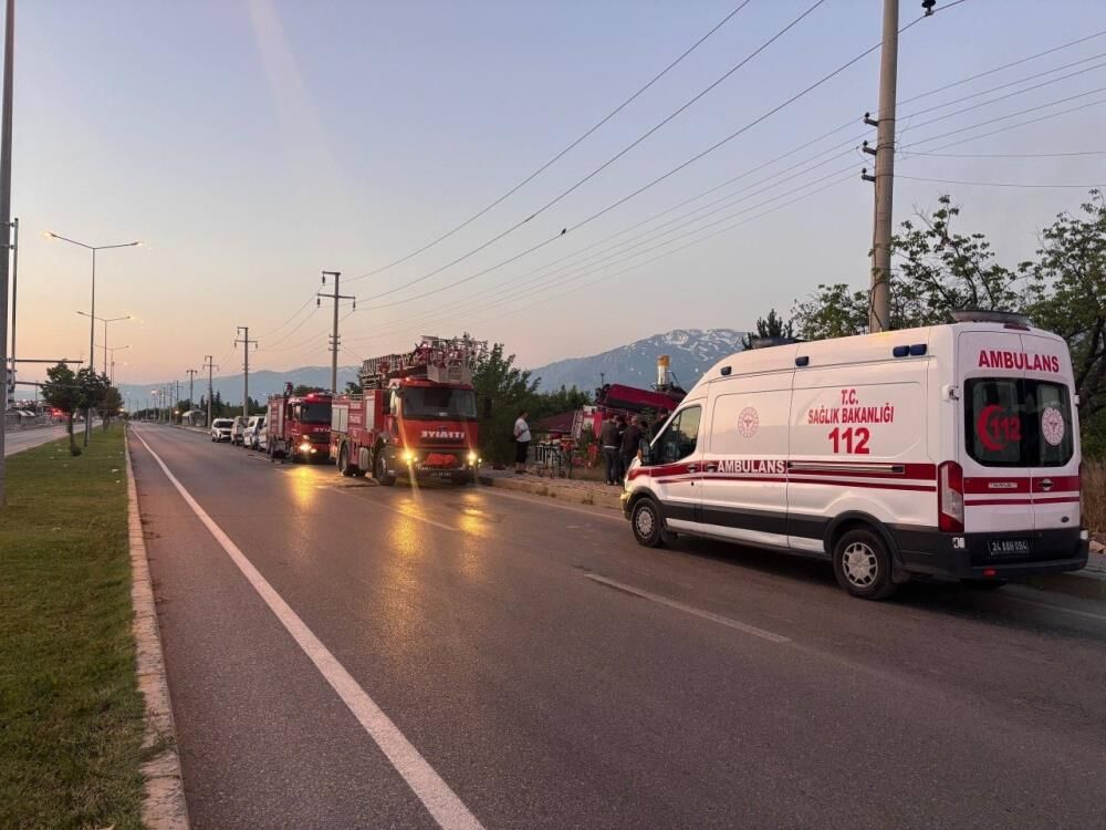 Mustakil Ev Alevlere Teslim Oldu 72 Yasindaki Emekli Ogretmen Evinde Can Verdi (2)