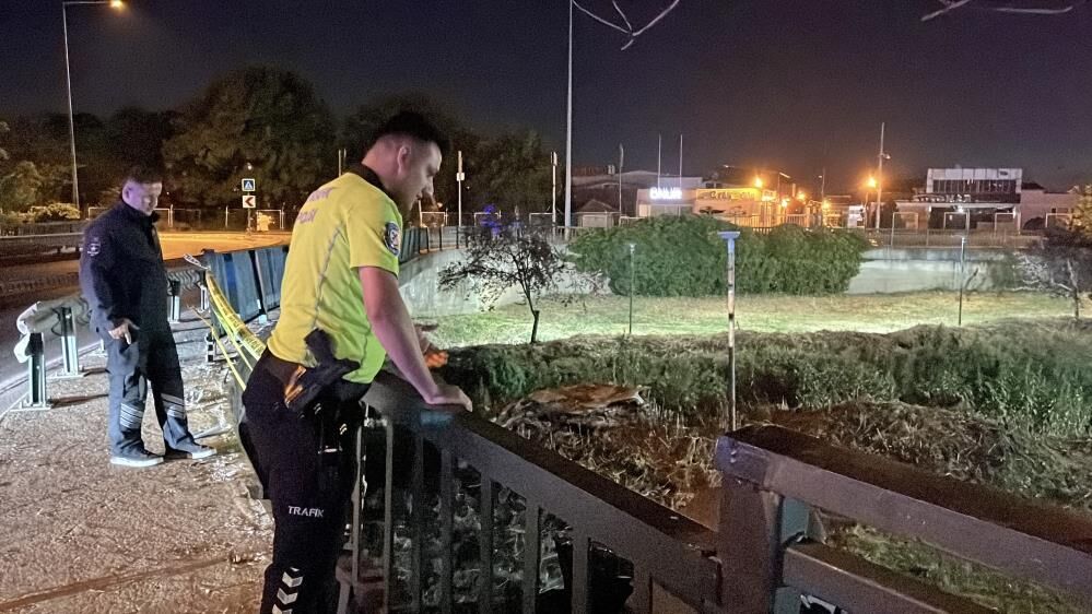 Navigasyon Kazaya Neden Oldu Otomobil Dereye Uctu (4)