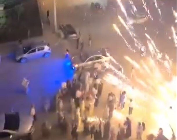 Nisan Kutlamasi Az Kalsin Faciaya Donusuyordu Havai Fisek Kalabaligin Arasina Boyle Da (2)