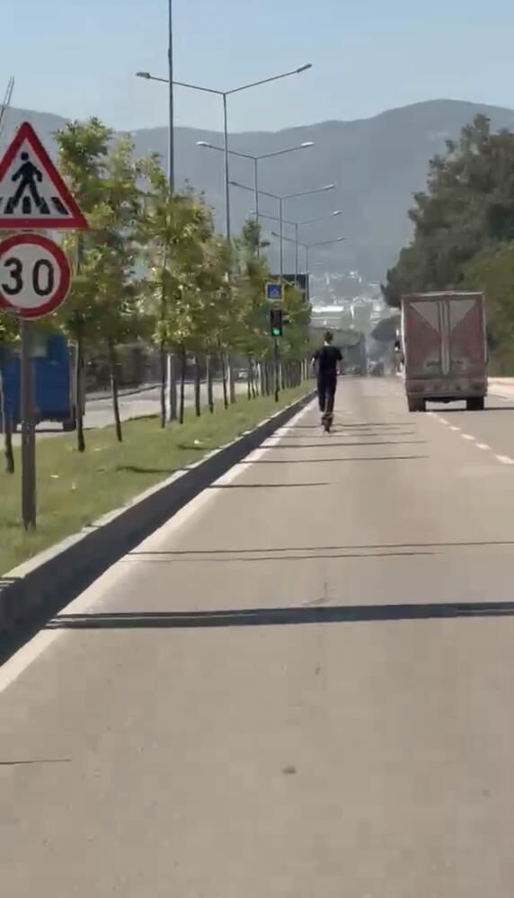 Olumle Dans Elektrikli Scooter Surucusunun Tehlikeli Yolculugu Kamerada111
