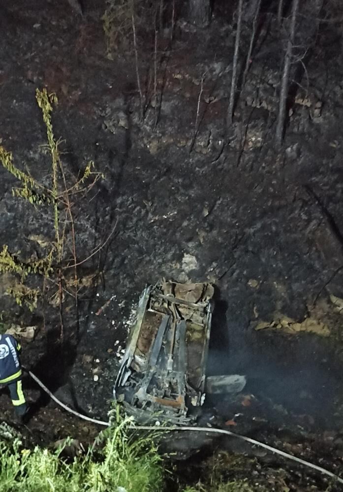 Otomobil Sarampole Uctu Orman Alev Aldi Alev Alan Aractan Son Anda Kurtuldu (2)