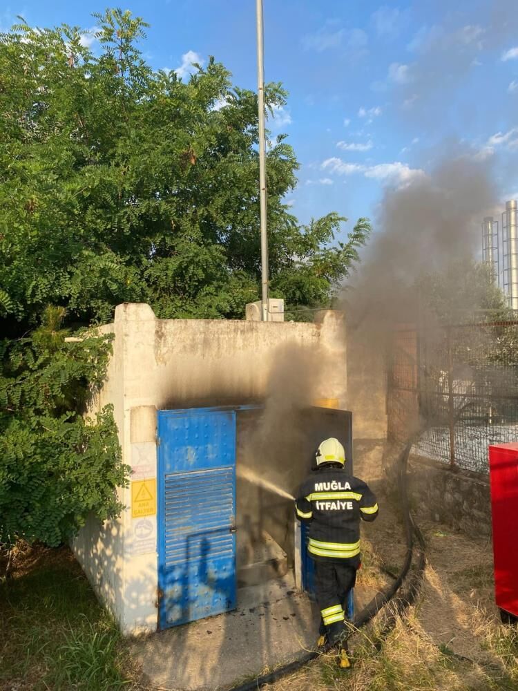 Pazar Yeri Yaninda Trafo Yandi Elektrik Kablolari Kullanilamaz Hale Geldi (2)
