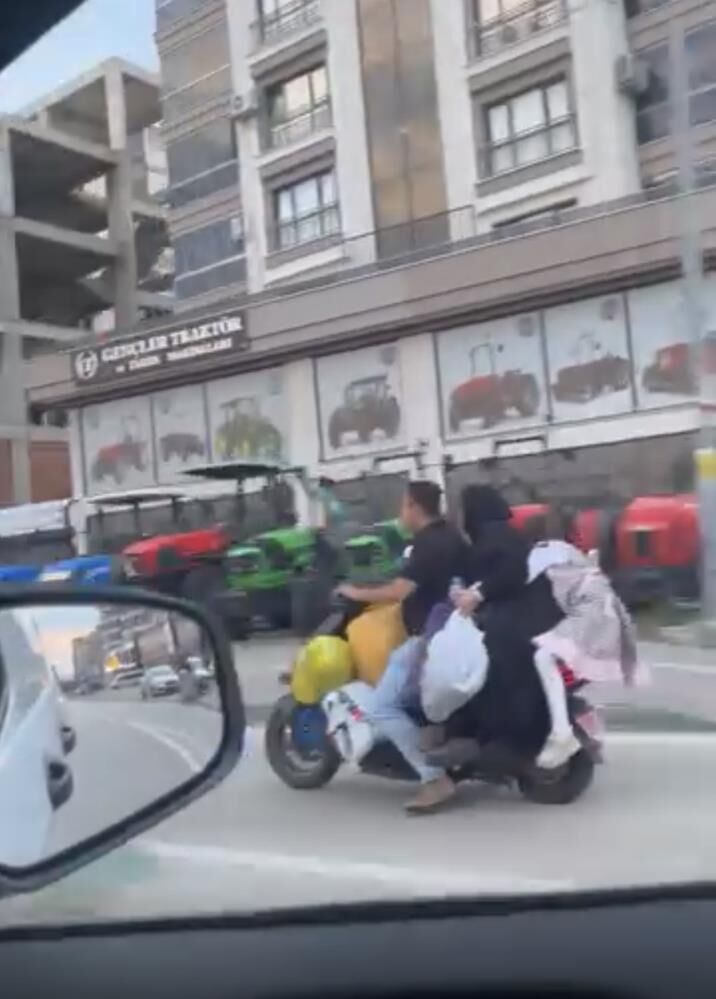 Pes Dedirten Goruntu Aile Cocuklarla Scooter Uzerinde Yolculuk Yapti (2)