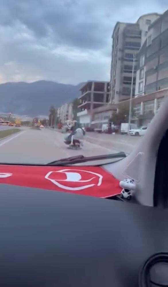 Pes Dedirten Goruntu Aile Cocuklarla Scooter Uzerinde Yolculuk Yapti (3)