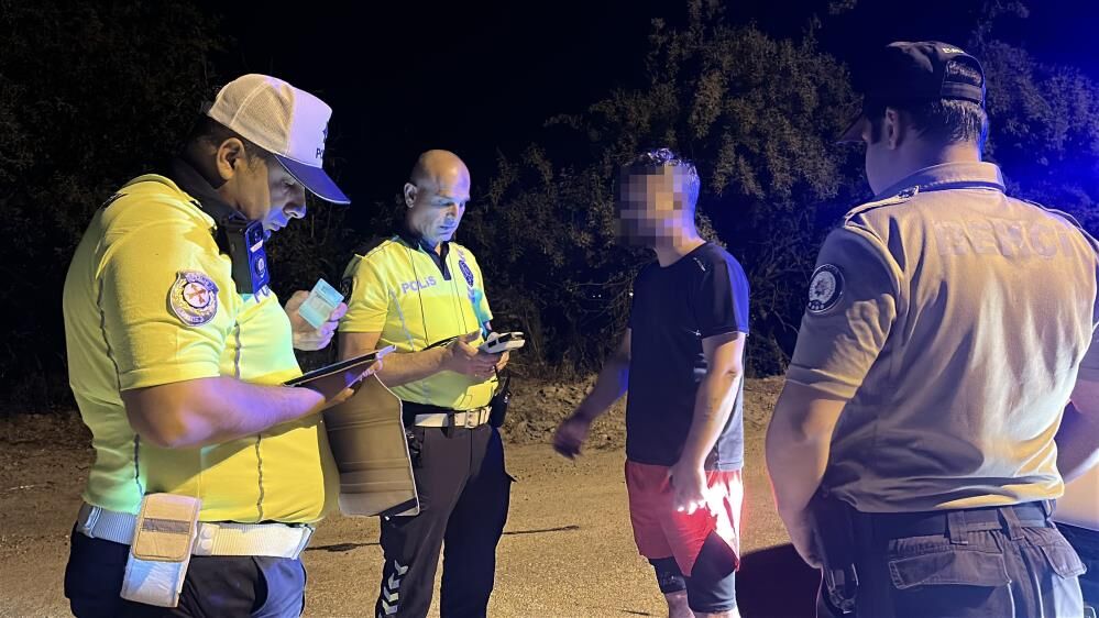 Polis Noktasini Gorunce Park Etti Ama Kurtulamadi Alkollu Surucuden Ifade Ozgurlugu Ci (3)