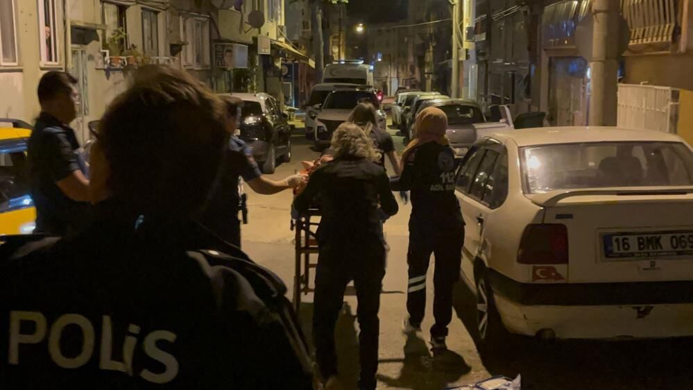 Psikolojik Sorunlari Olan Adam Hem Kendini Hem Annesini Bicakladi (2)