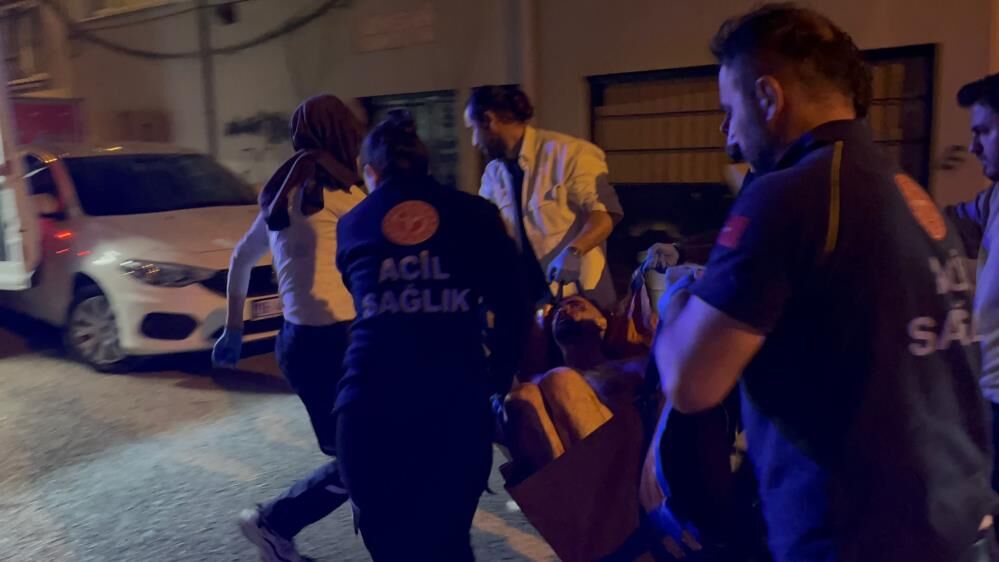 Psikolojik Sorunlari Olan Adam Hem Kendini Hem Annesini Bicakladi (3)