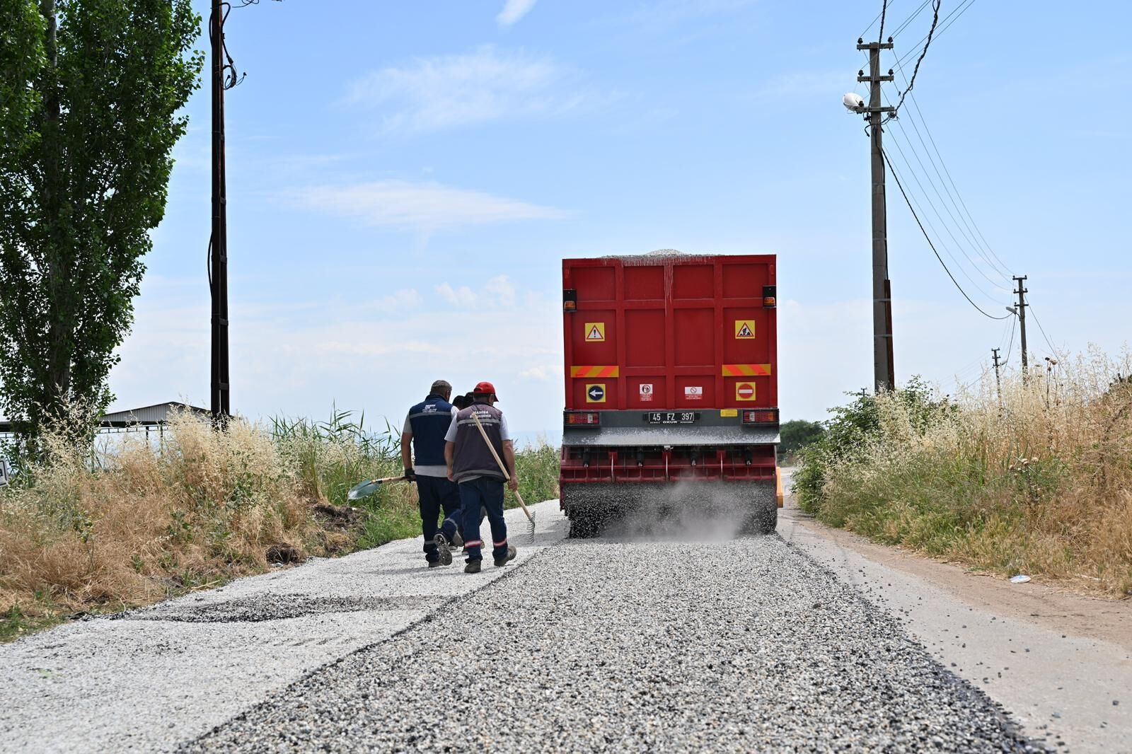 Salihli’de 5 Mahalleyi Bağlayan Yol Baştan Sona Yenilendi (2)