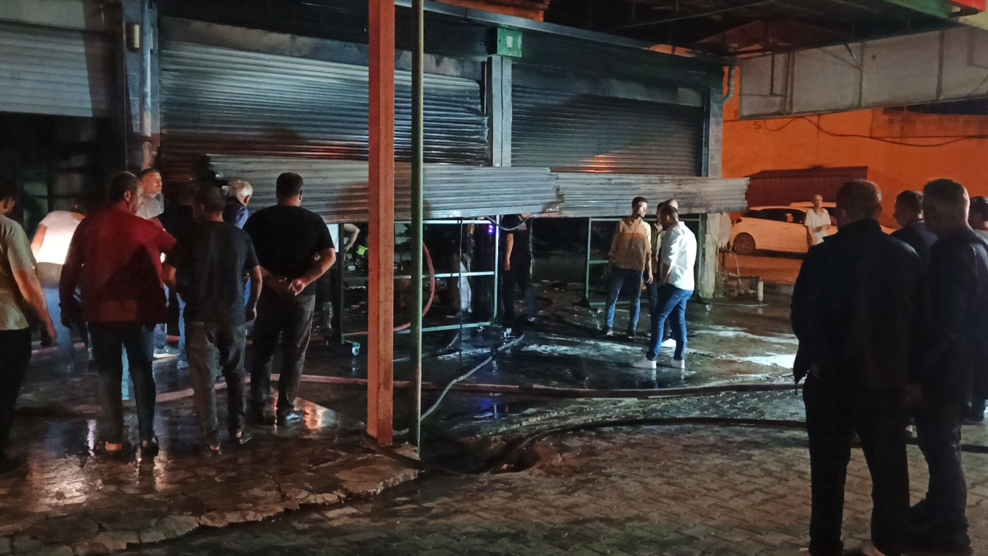 Sanayi Sitesinde Korkutan Yangin Kepengi Kirip Girdiler Alevler Cevreye Sicramadan Son (2)