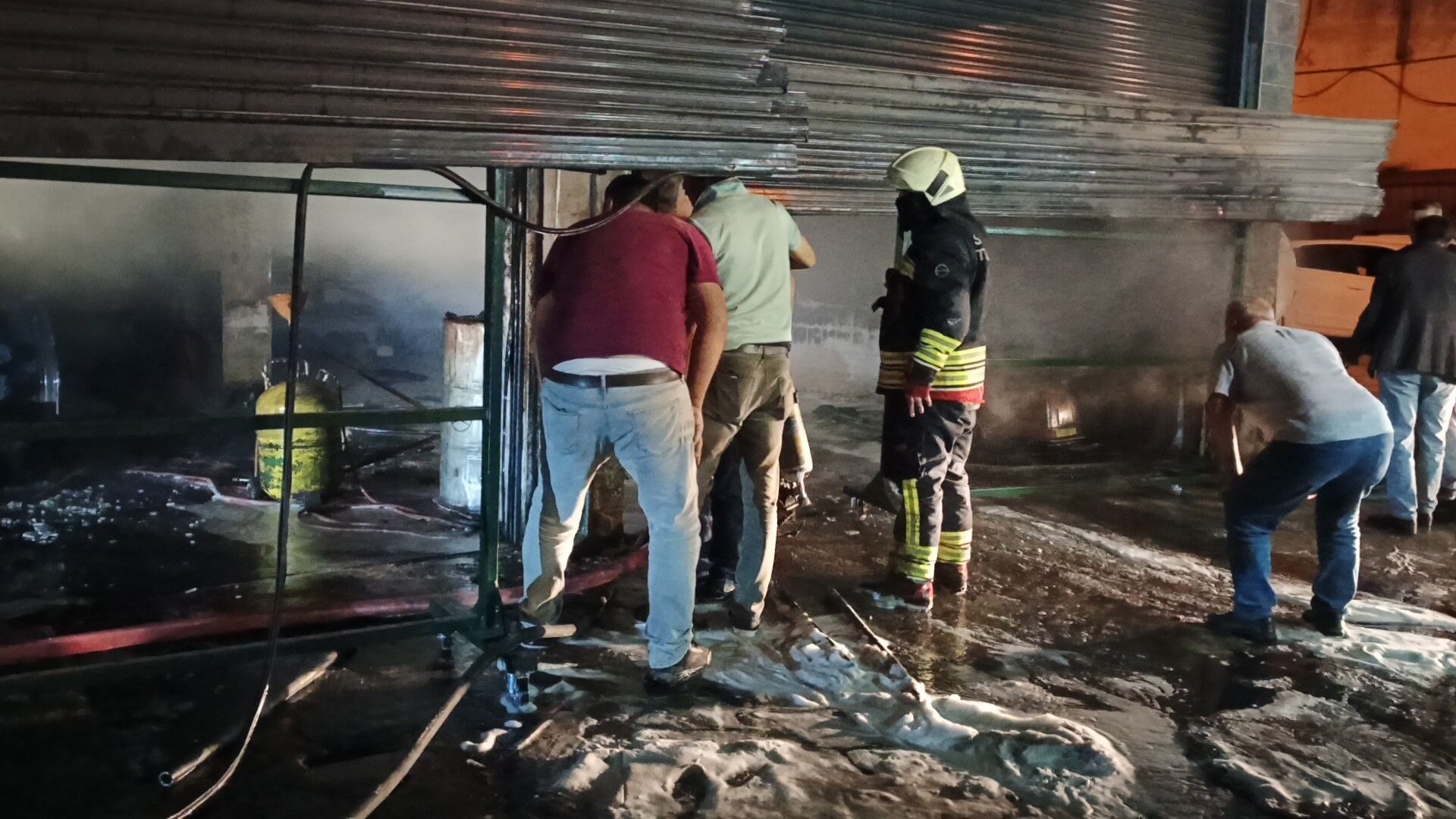 Sanayi Sitesinde Korkutan Yangin Kepengi Kirip Girdiler Alevler Cevreye Sicramadan Son (3)