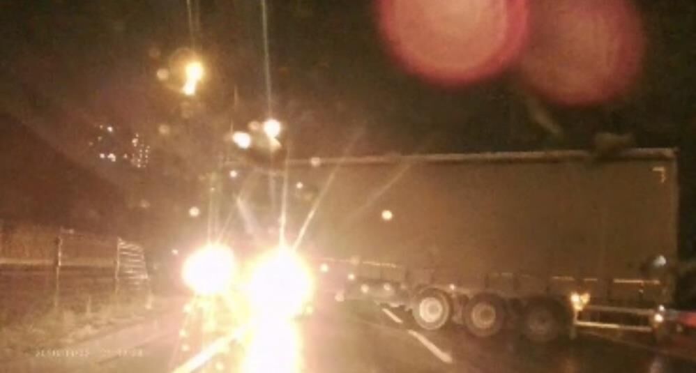 Saniyelerle Gelen Tehlike Kamerada Tir Kazasi Yolu Kapatti (2)