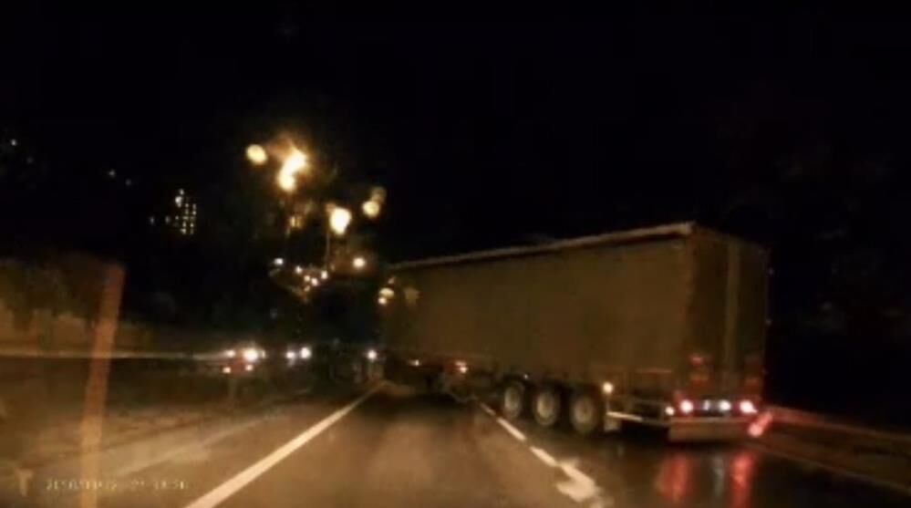 Saniyelerle Gelen Tehlike Kamerada Tir Kazasi Yolu Kapatti (3)