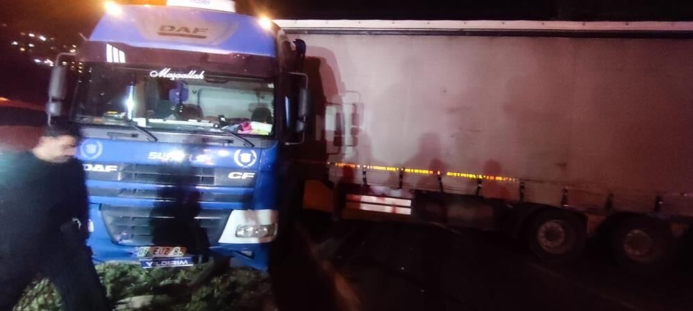 Saniyelerle Gelen Tehlike Kamerada Tir Kazasi Yolu Kapatti (4)