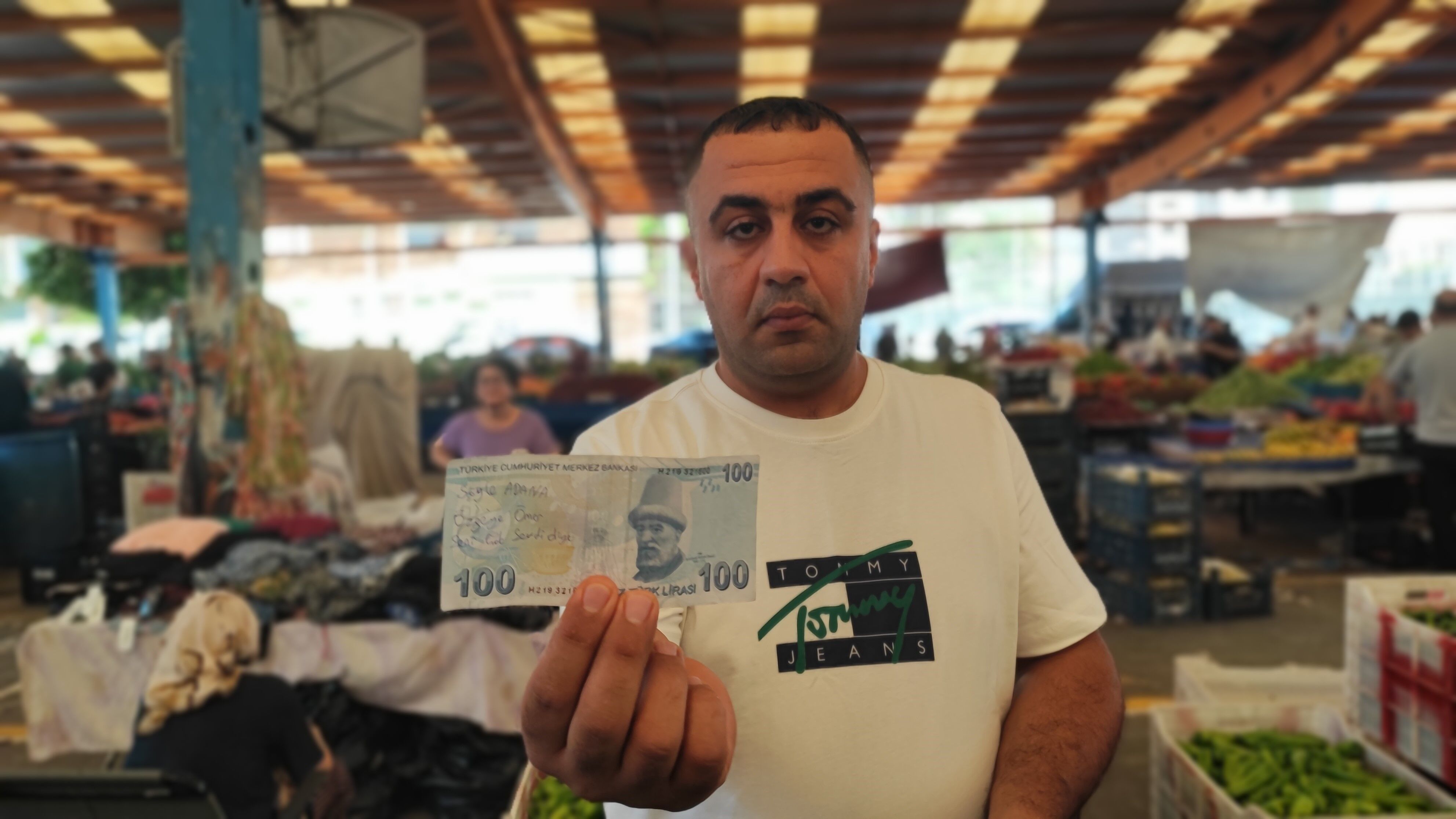 Semt Pazarinda Ask Mesajli Para Saskinligi Omer Ozgeyi Cok Seviyor (2)