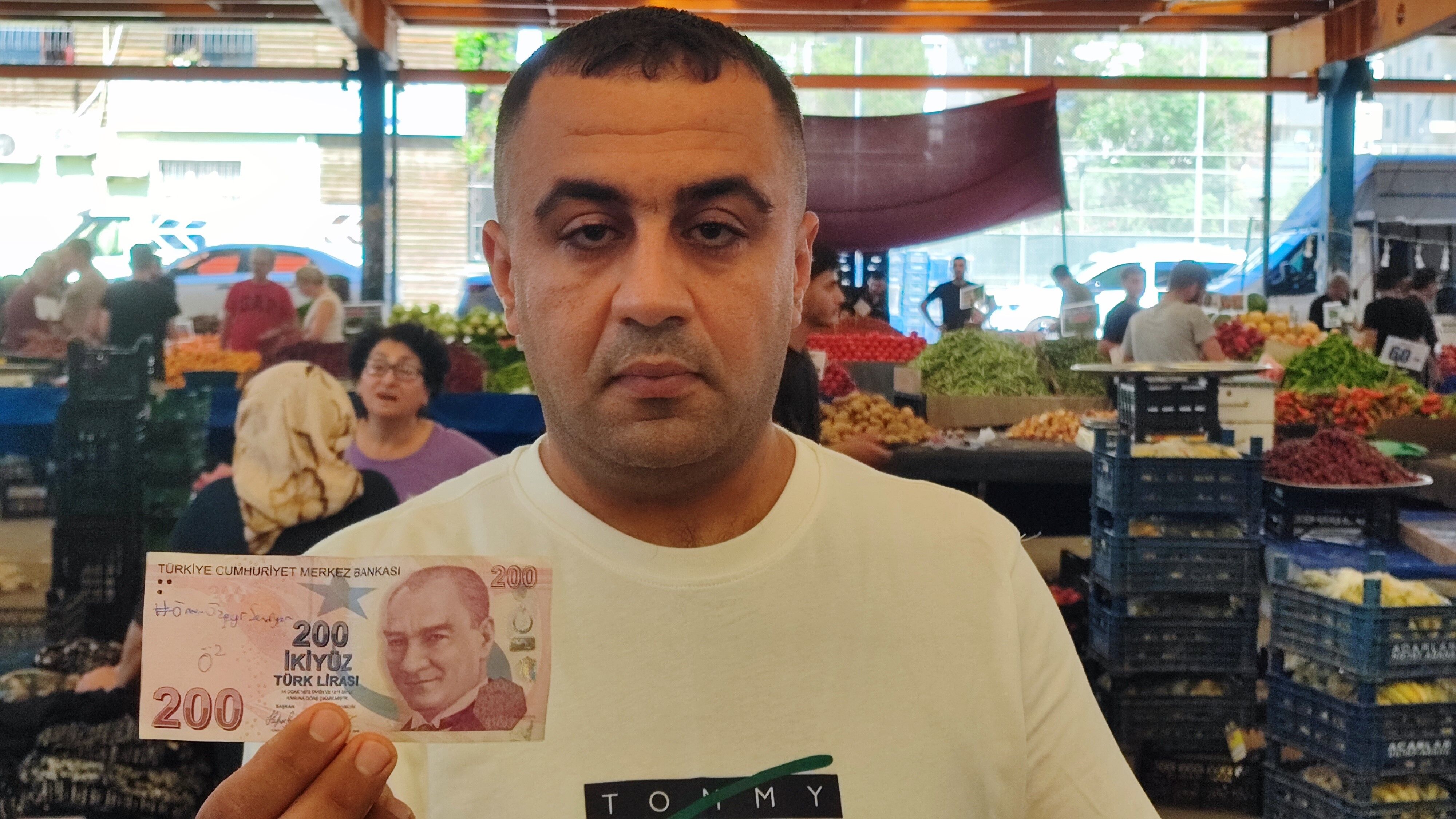 Semt Pazarinda Ask Mesajli Para Saskinligi Omer Ozgeyi Cok Seviyor (3)