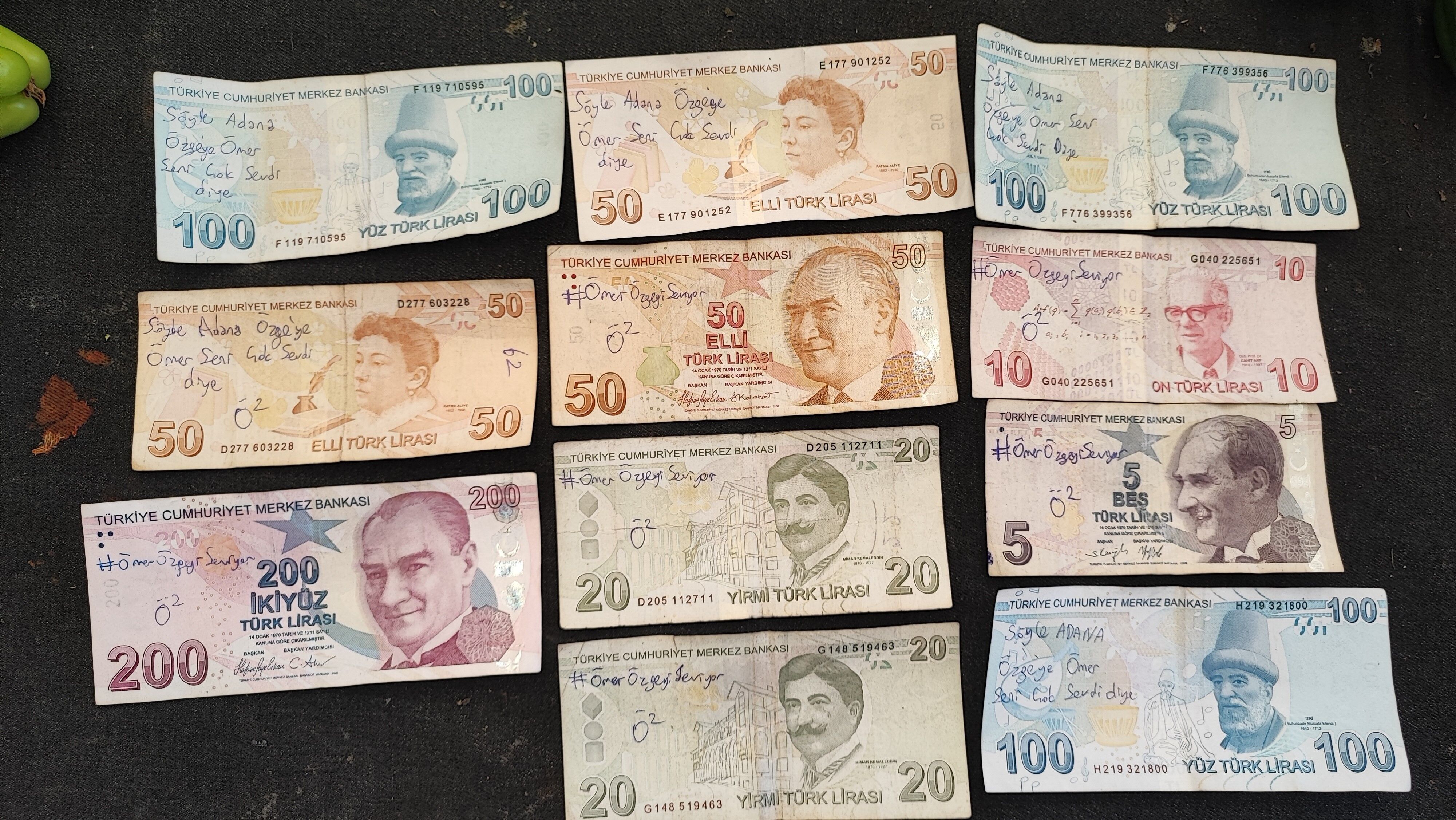Semt Pazarinda Ask Mesajli Para Saskinligi Omer Ozgeyi Cok Seviyor (4)