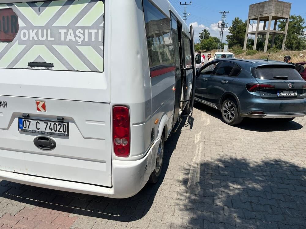 Servis Araci Ile Otomobil Carpisti 7Si Anaokulu Ogrencisi 9 Yarali (2)