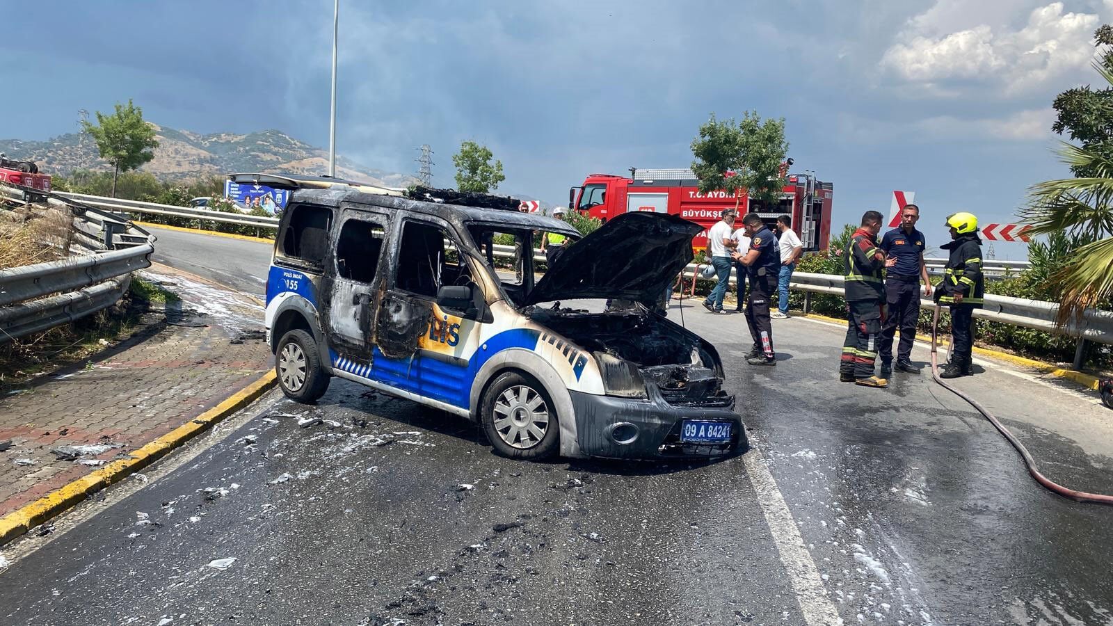 Seyir Halindeki Polis Araci Alev Alev Yandi (2)