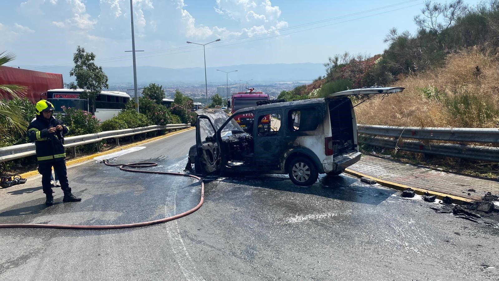 Seyir Halindeki Polis Araci Alev Alev Yandi (3)