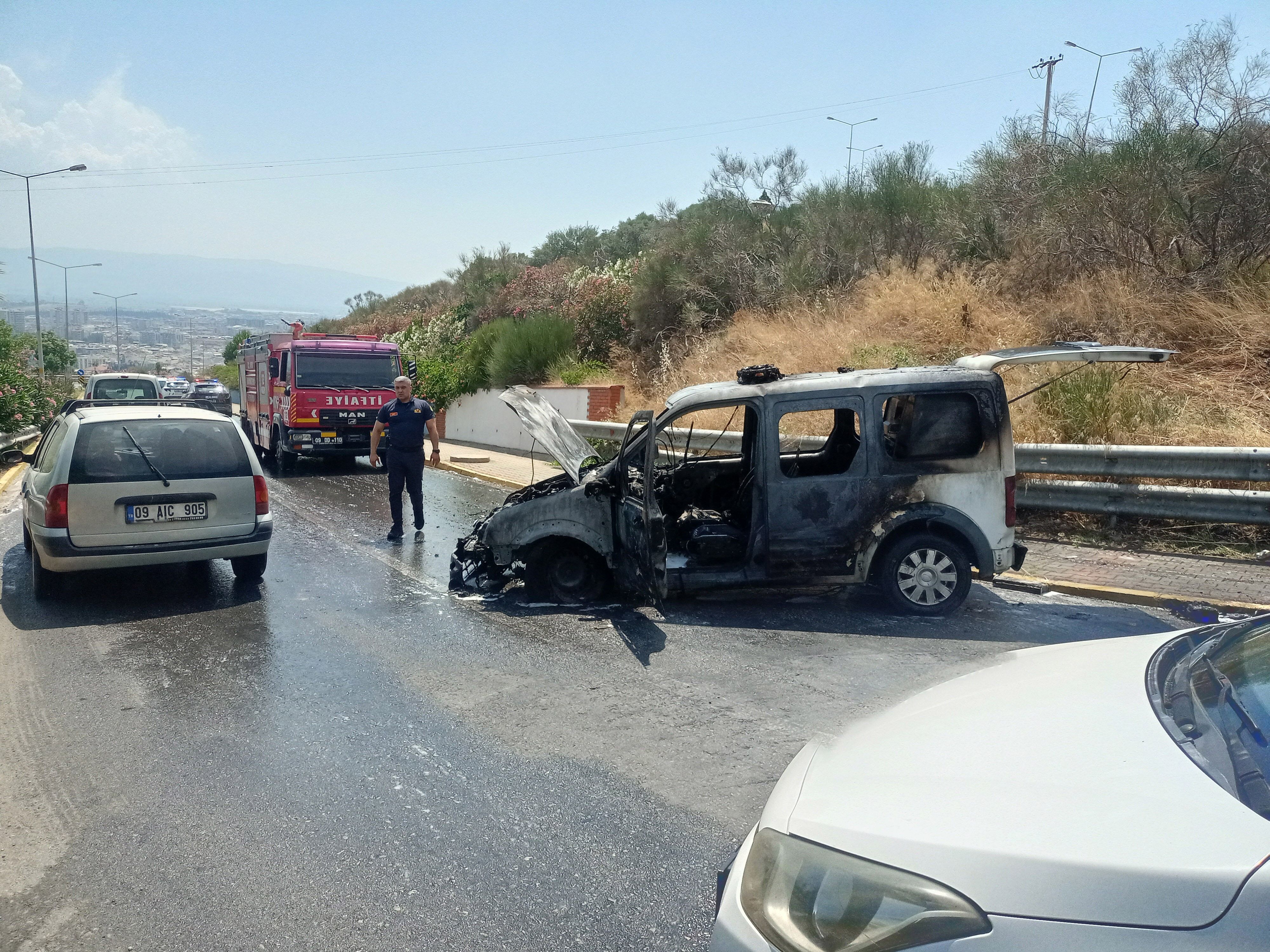Seyir Halindeki Polis Araci Alev Alev Yandi (4)