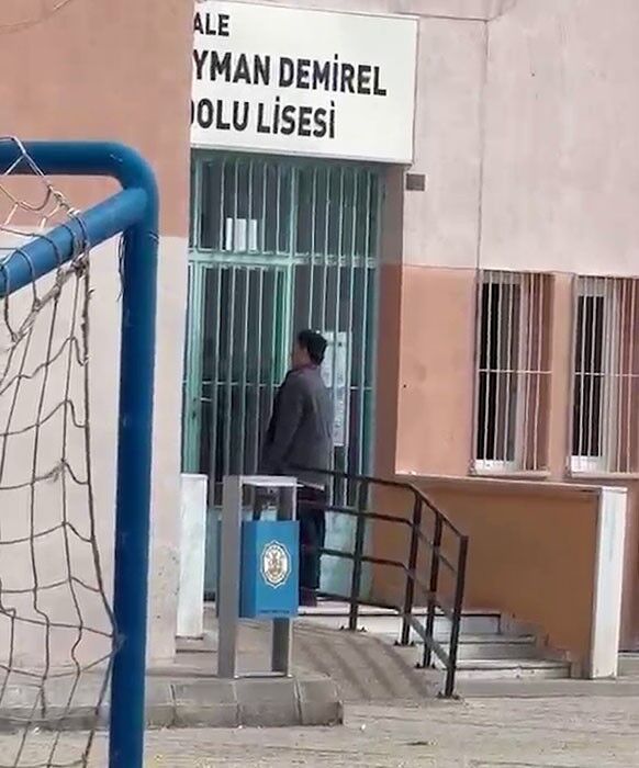 Yks’ye 2 Dakika Geç Kaldı Sınava Girebilmek Için Kapıdan Atladı (2)