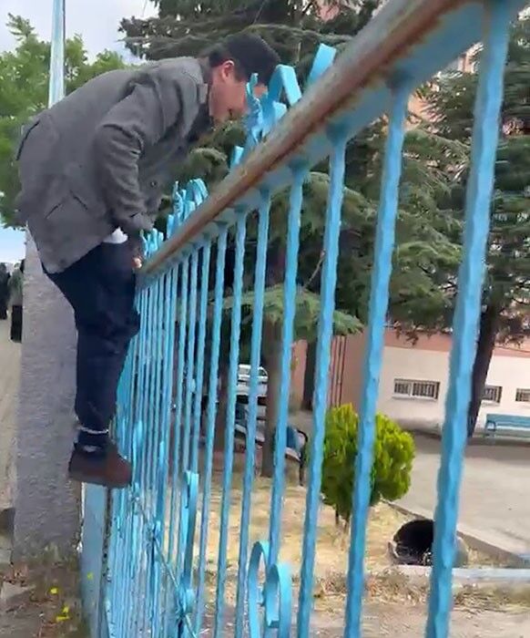 Yks’ye 2 Dakika Geç Kaldı Sınava Girebilmek Için Kapıdan Atladı (3)