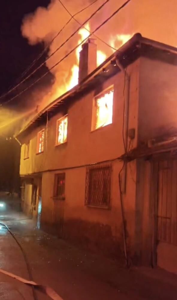 2 Katli Evde Korkunc Yangin 30 Yasindaki Genc Hayatini Kaybetti (5)