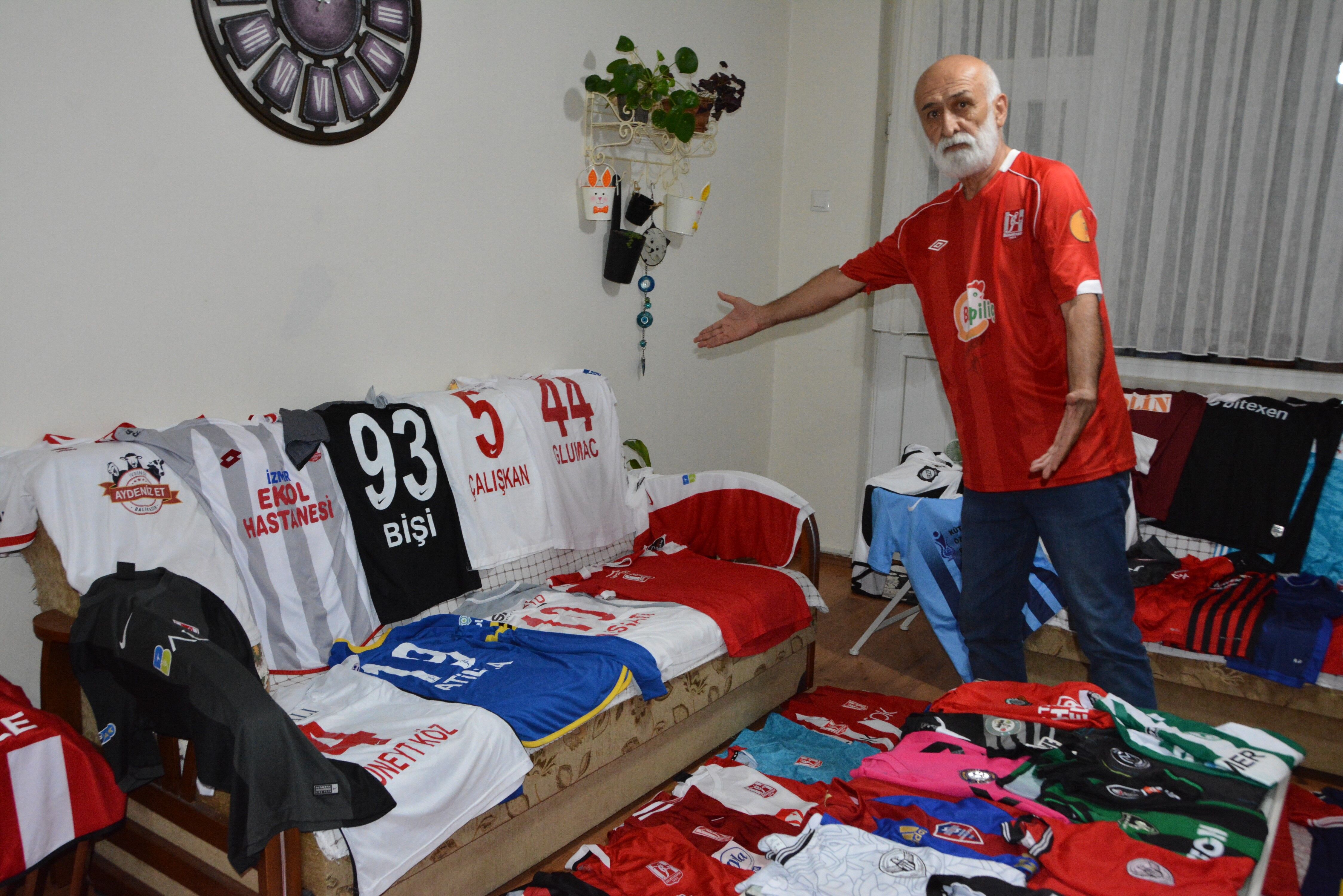 35 Yilda 300 Forma Biriktirdi Evi Futbol Muzesine Donustu (1)