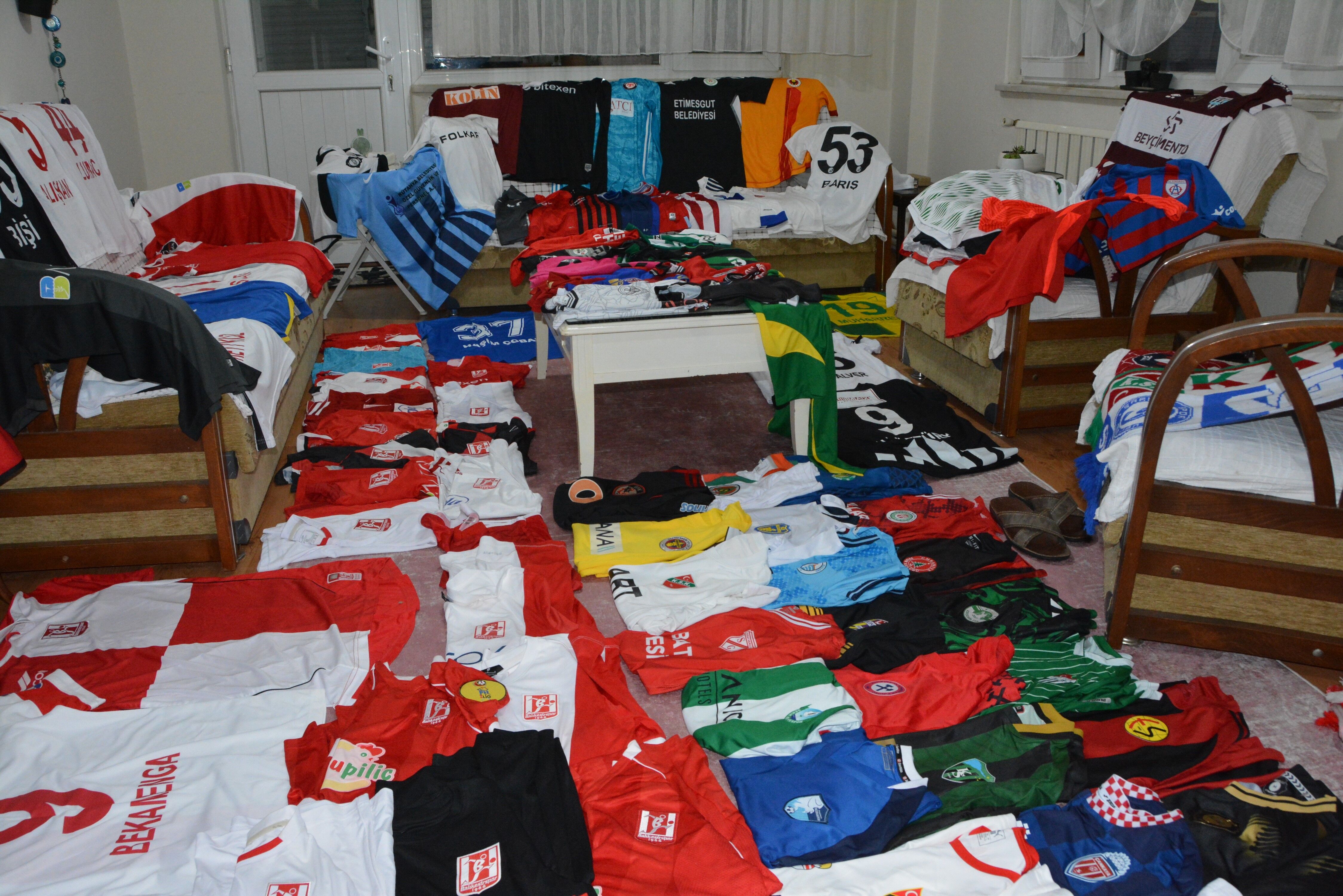 35 Yilda 300 Forma Biriktirdi Evi Futbol Muzesine Donustu (2)