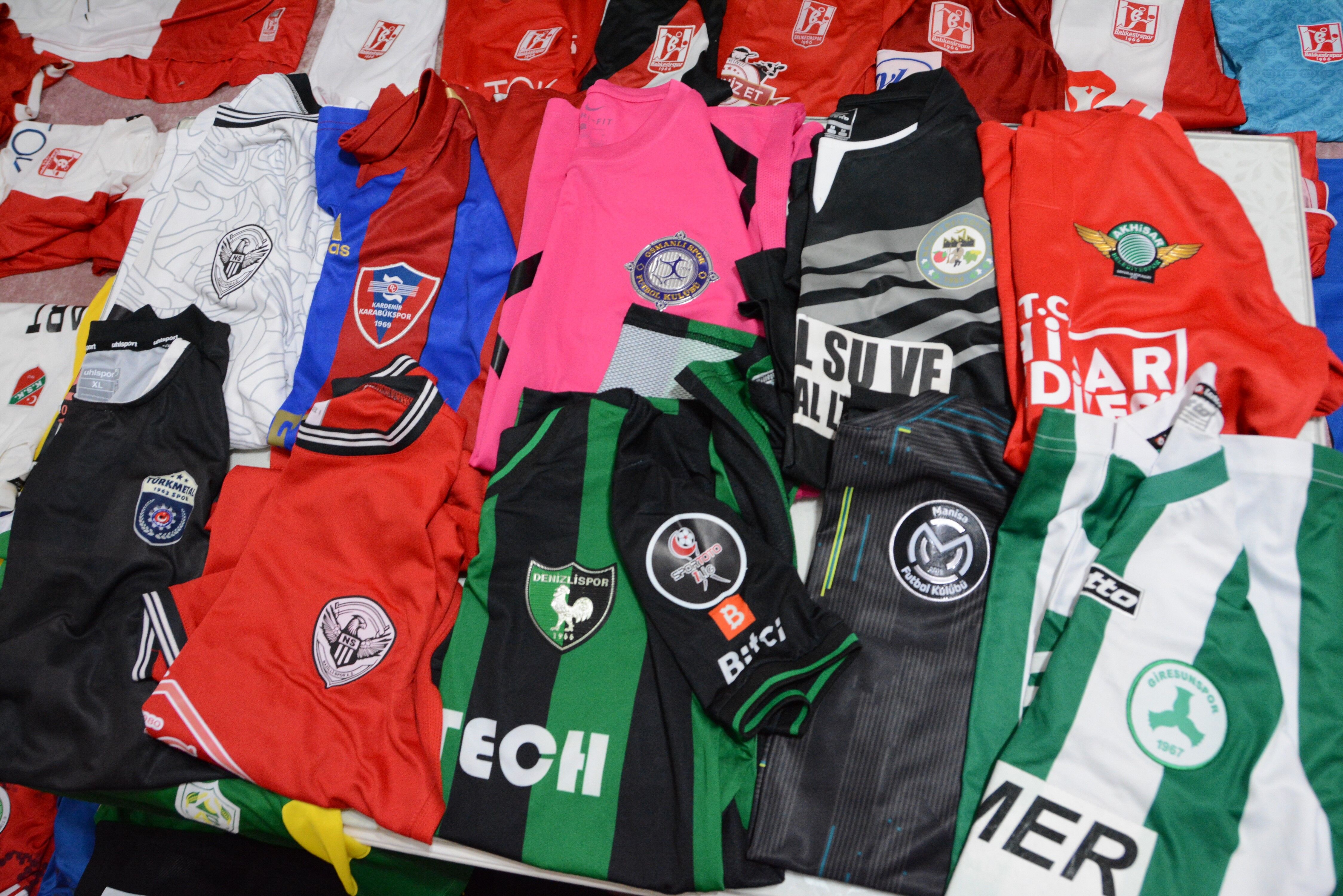 35 Yilda 300 Forma Biriktirdi Evi Futbol Muzesine Donustu (4)