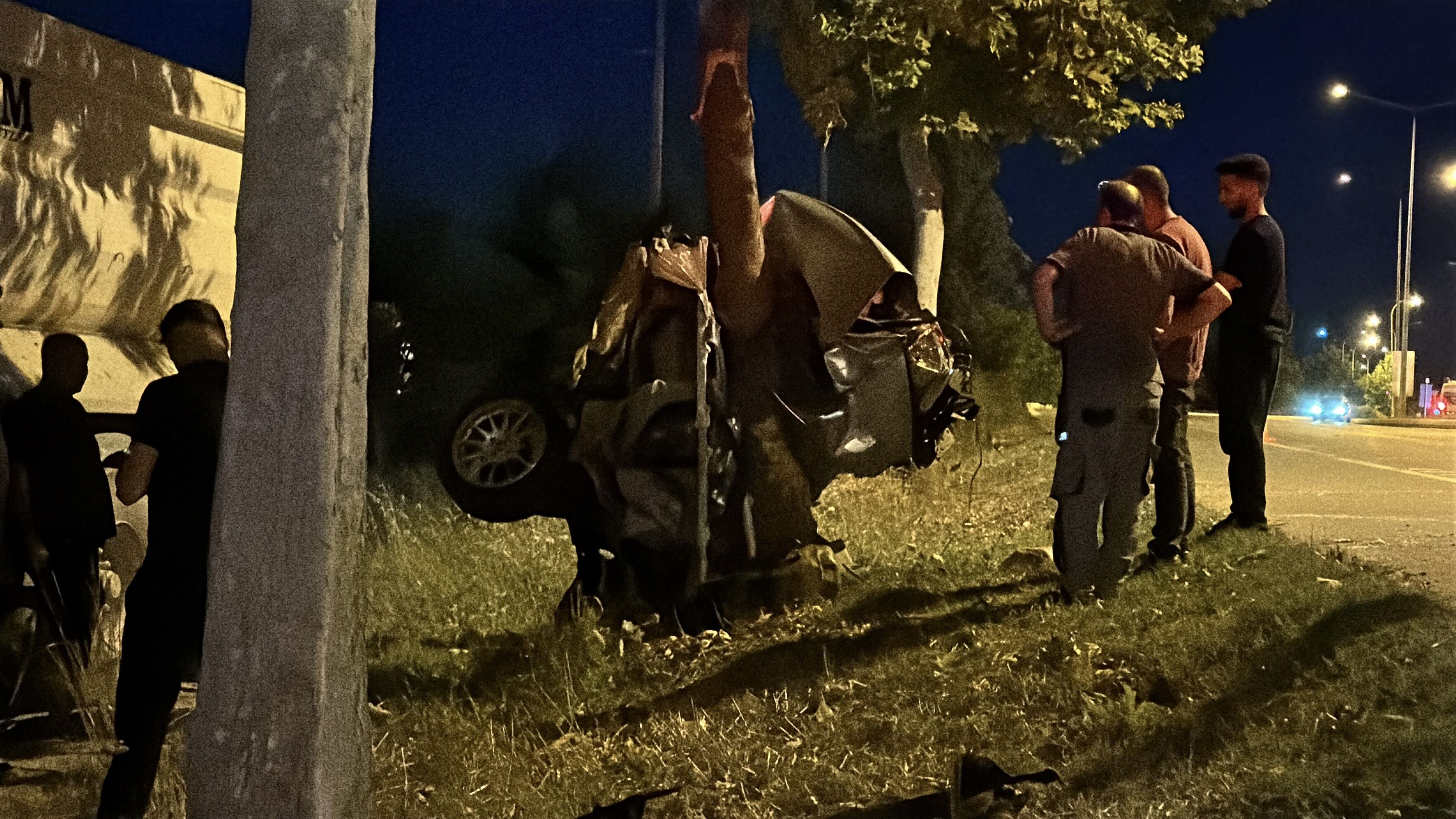 Agaca Carpan Otomobil Ikiye Bolundu Surucu Mucize Eseri Hafif Siyriklarla Kurtuldu (3)