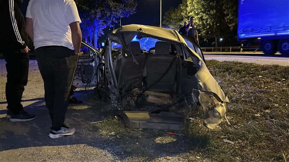 Agaca Carpan Otomobil Ikiye Bolundu Surucu Mucize Eseri Hafif Siyriklarla Kurtuldu (4)