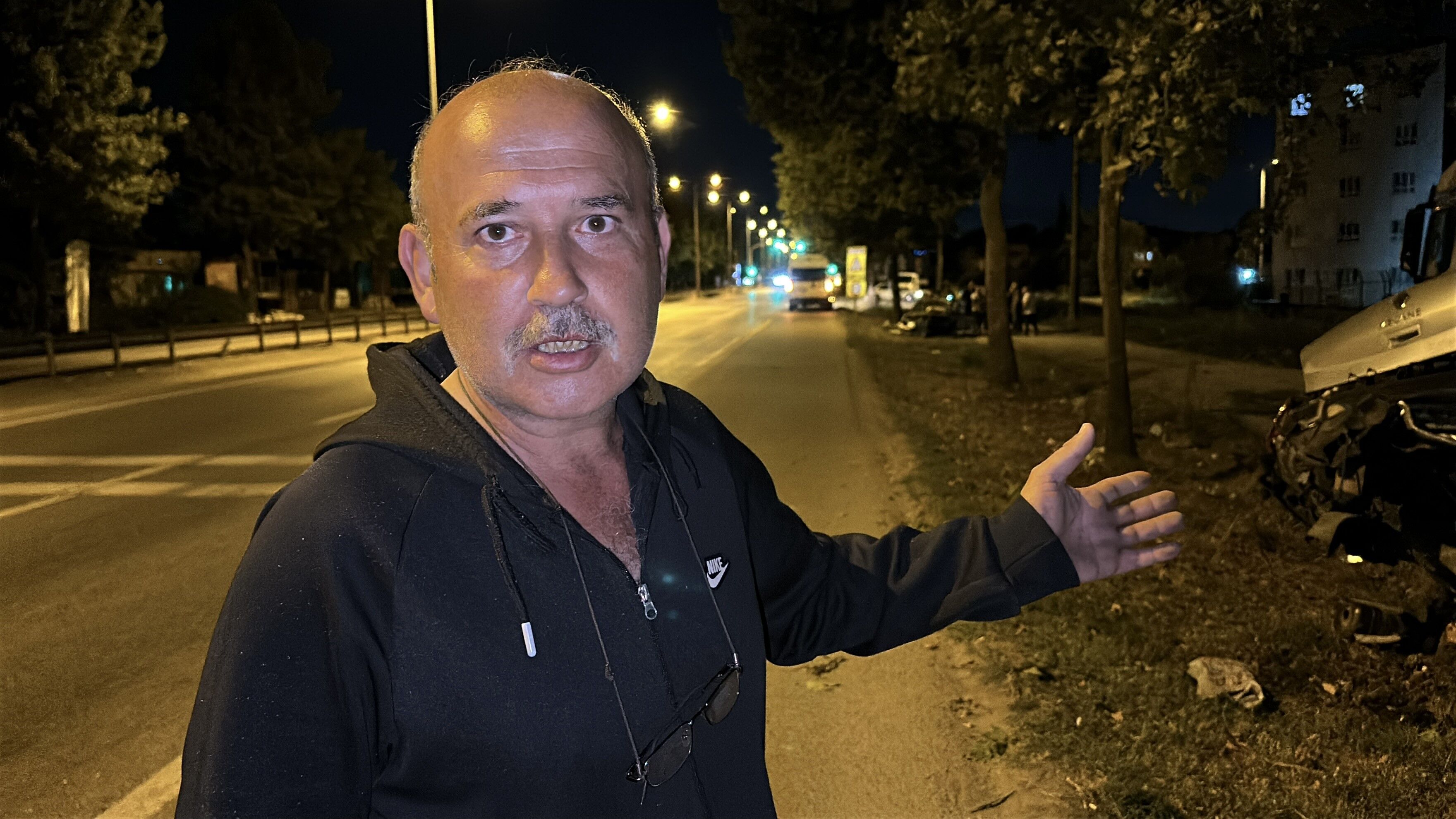 Agaca Carpan Otomobil Ikiye Bolundu Surucu Mucize Eseri Hafif Siyriklarla Kurtuldu (5)