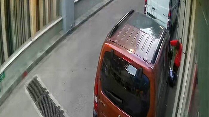 Akran Zorbaligi Kamerada 10 Yasindaki Cocuga Sokak Ortasinda Siddet (2)