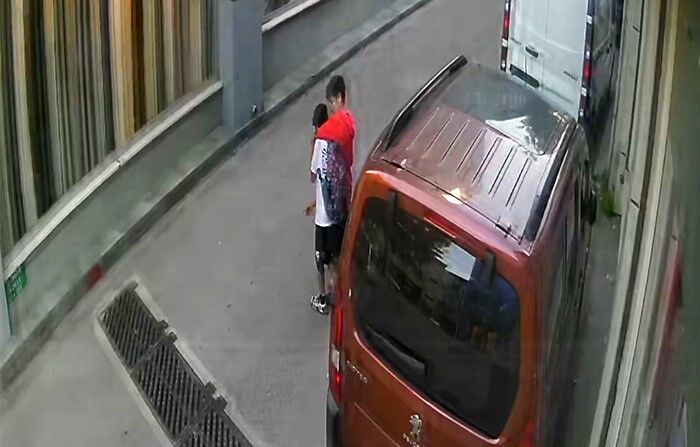 Akran Zorbaligi Kamerada 10 Yasindaki Cocuga Sokak Ortasinda Siddet (3)