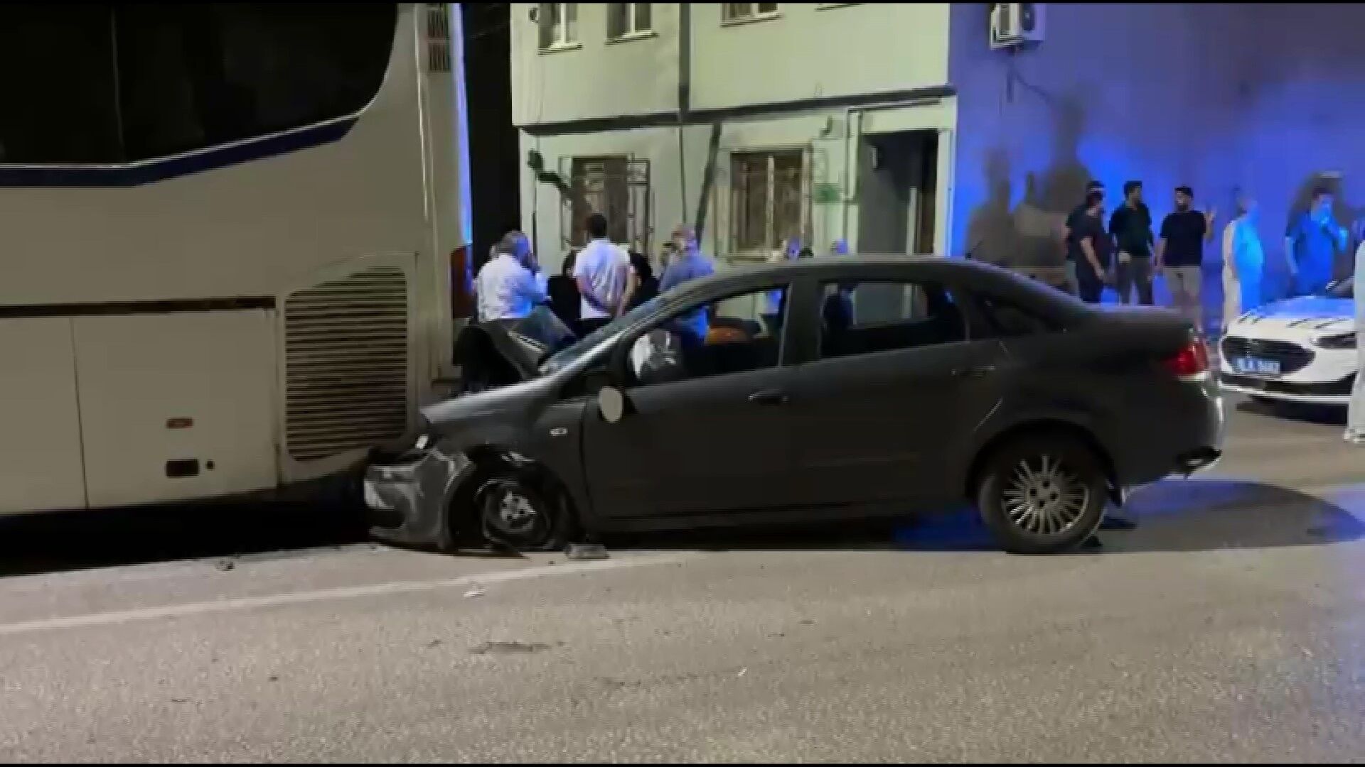 Alkollu Surucu Dehset Sacti Once Refuje Sonra Otobuse Carpti (3)