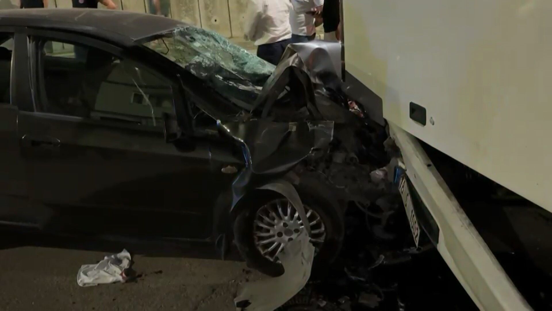 Alkollu Surucu Dehset Sacti Once Refuje Sonra Otobuse Carpti (4)