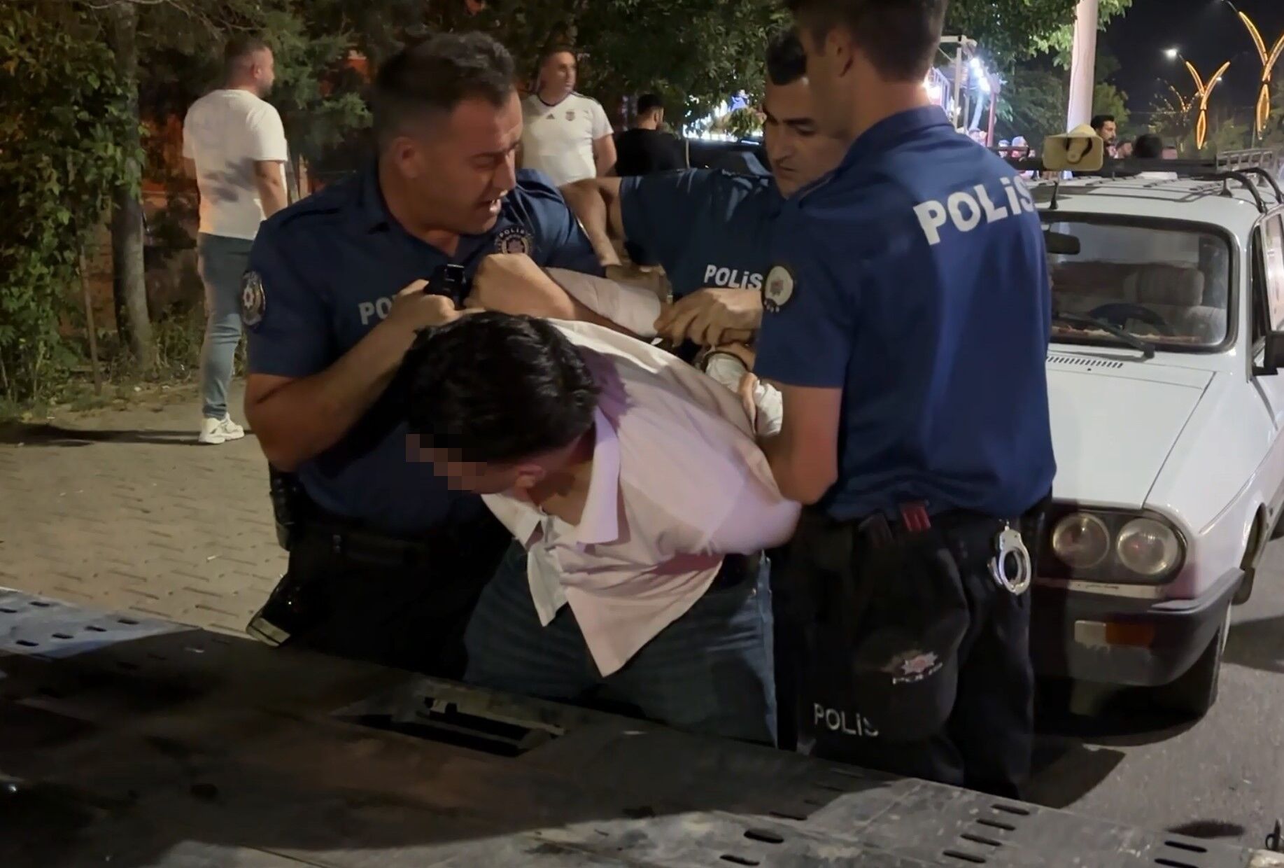 Alkollu Surucu Kaza Yapti Yakinlari Ortaligi Savas Alanina Cevirdi (3)