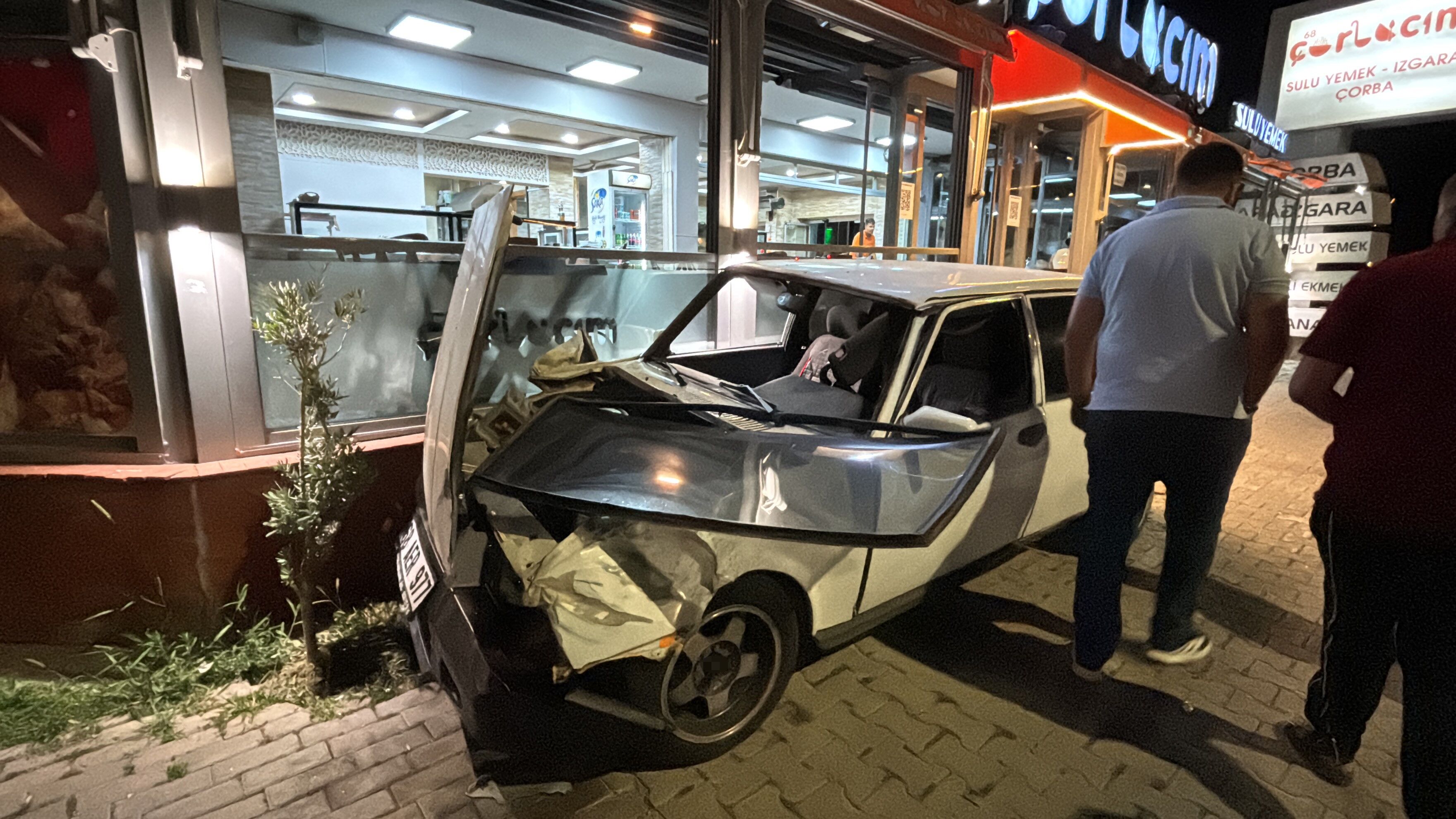 Alkollu Surucu Kaza Yapti Yakinlari Ortaligi Savas Alanina Cevirdi (6)