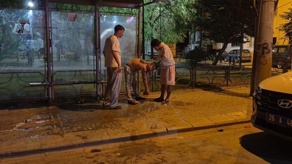 Alkollu Surucu Ortaligi Birbirine Katti Yaniyorum Su Verin Diyerek Kendini Duraga Vurd (1)-1