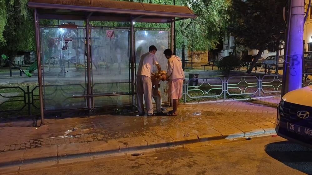 Alkollu Surucu Ortaligi Birbirine Katti Yaniyorum Su Verin Diyerek Kendini Duraga Vurd (5)