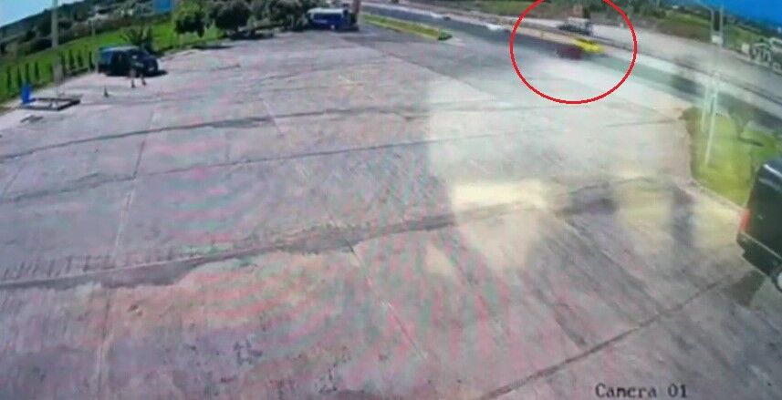 Alkollü Sürücünün Kaza Anı Kamerada! Önce Bariyerlere Sonra Taksiye Çarptı (2)