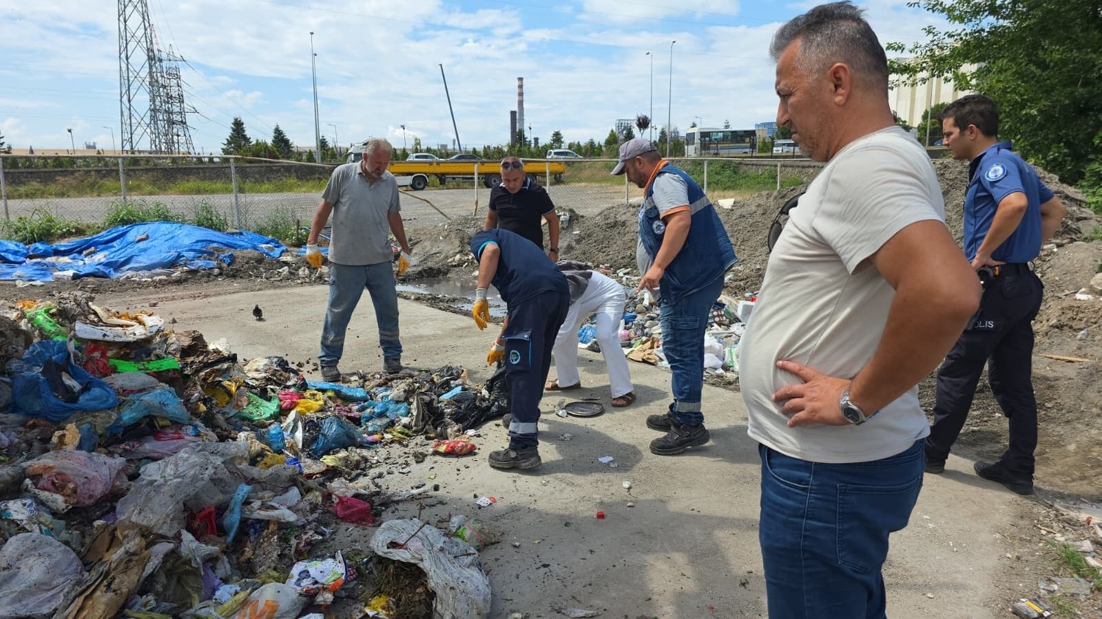 Altin Dolu Cantasini Yol Kenarina Birakti Dondugunde Hayatinin Sokunu Yasadi (2)