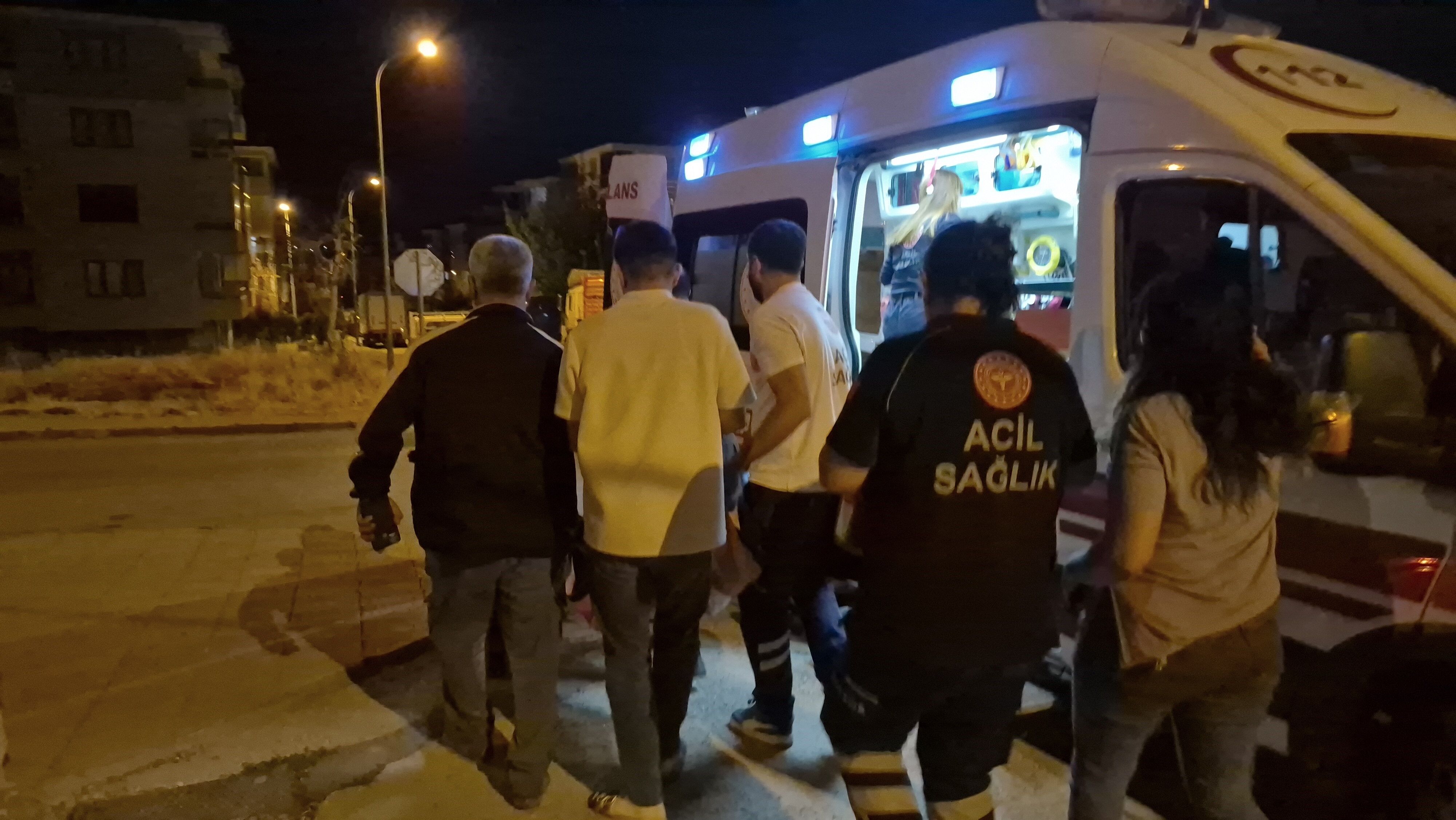 Apartman Sakinleri Dehseti Yasadi Bunalima Girdi Kendini Bicakladi (2)