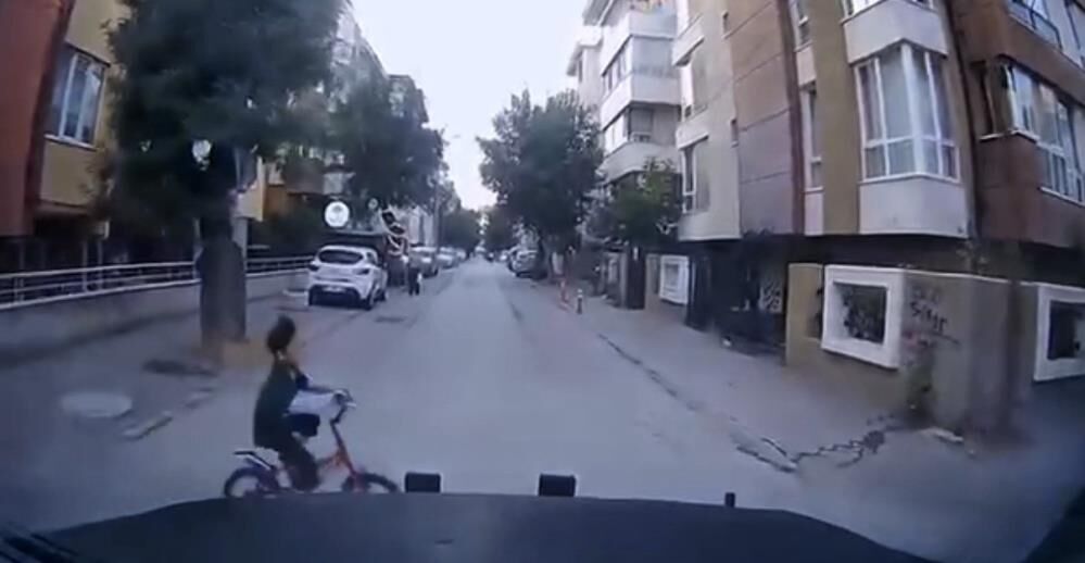 Ara Sokaktan Firlayan Cocuk Olumden Son Anda Kurtuldu O Anlar Kamerada (2)