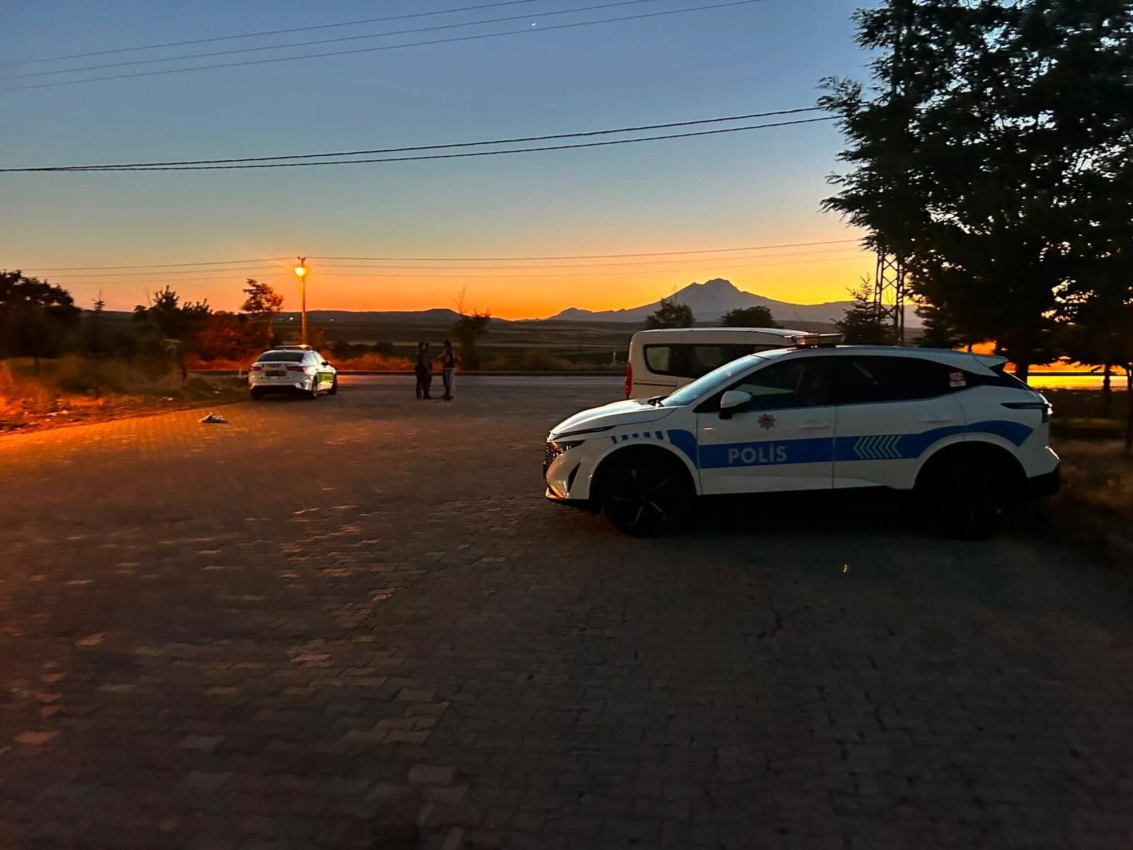 Araci Polis Ve Vatandaslarin Uzerine Surdu Ortaligi Savas Alanina Cevirdi (2)